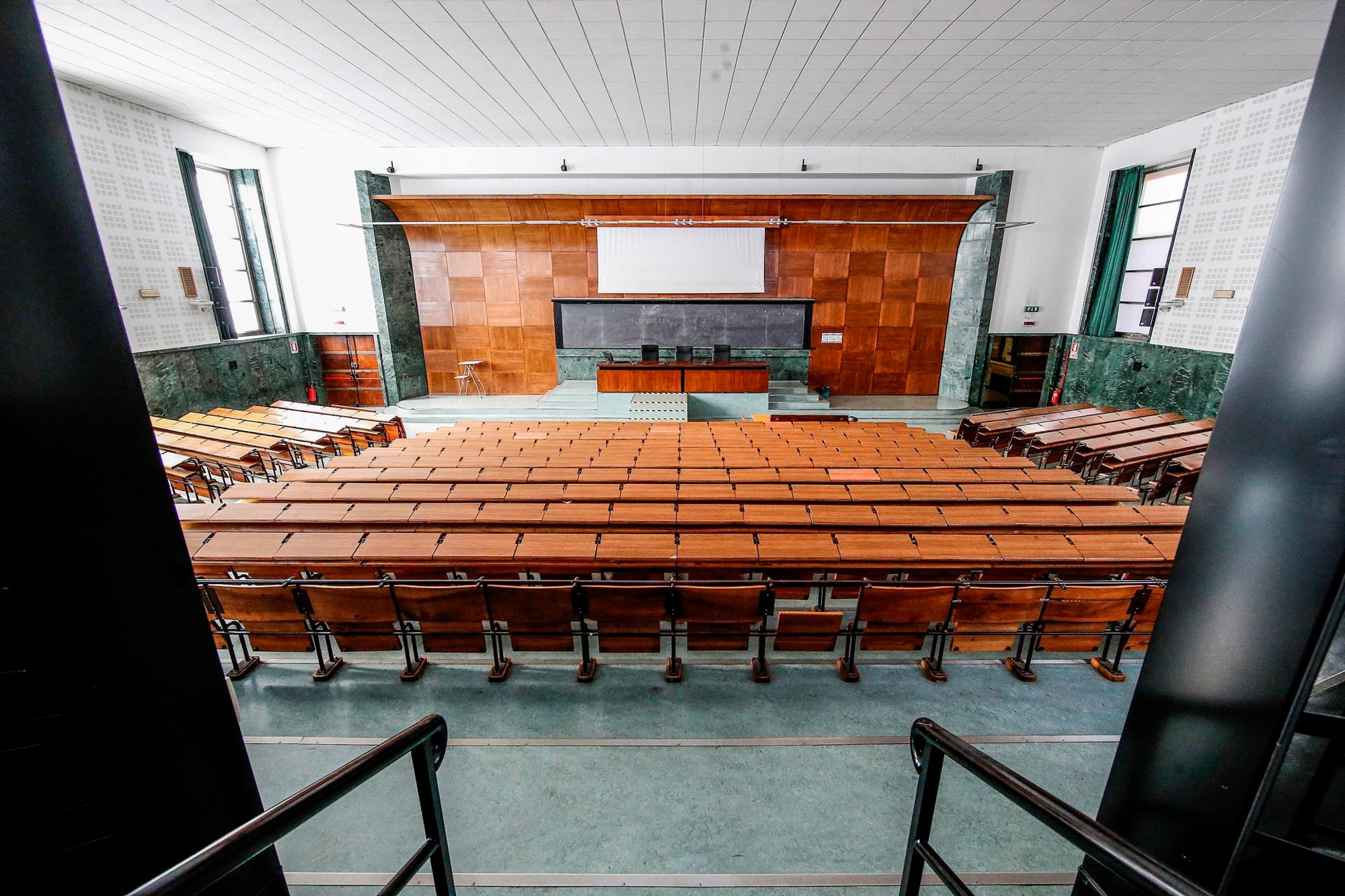 Una vista de un aula vacía en la casi abandonada Universidad La Sapienza en Roma, Italia, 05 de marzo de 2020. Todas las escuelas e instituciones de aprendizaje en toda Italia han estado cerradas hasta el 15 de marzo de 2020 en un intento por detener la propagación del coronavirus SARS-CoV-2 que causa la enfermedad COVID-19. Hasta ahora, ha habido al menos 2.700 casos confirmados y 107 muertes por la enfermedad en el país mediterráneo. (Italia, Roma) 