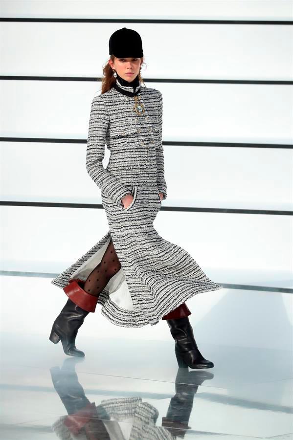 La pasarela estuvo cargada de blancos y negros, siluetas fluidas y un punto adolescente.