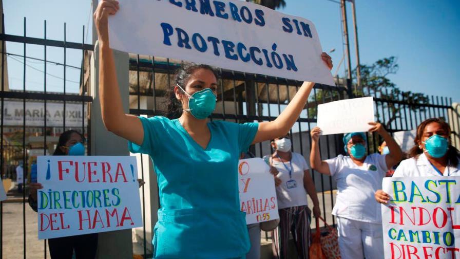 Médicos peruanos protestan por falta de equipos de seguridad