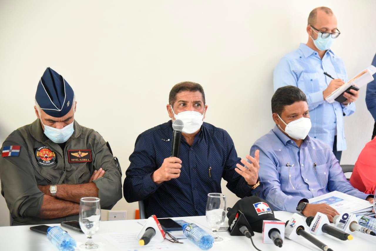 Limber Cruz (centro) habla durante la rueda de prensa en La Vega, el 4 de agosto de 2021.