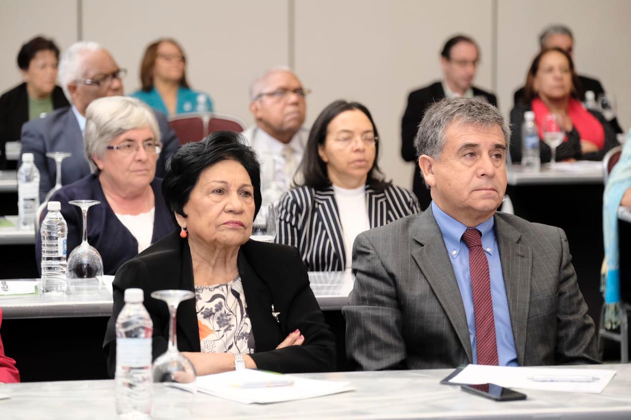 Ligia Amado Melo y el embajador de Chile Sebastián Piñera.