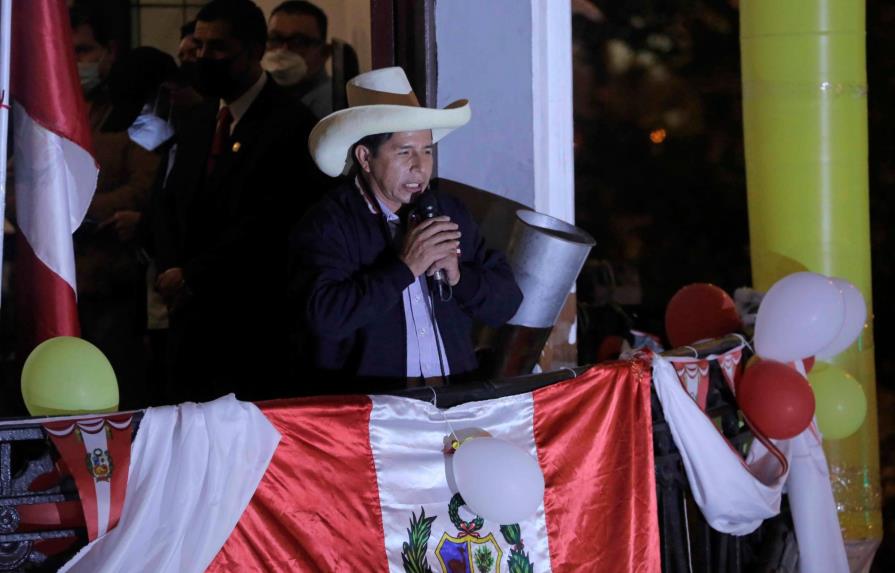 Castillo aumenta su ventaja sobre Fujimori en escrutinio en Perú 