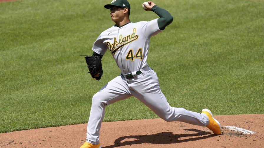 Luzardo se disculpa con Atléticos por  fractura de dedo