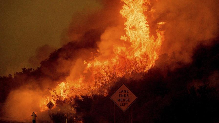 6.300 desalojados por incendio en montañas de California