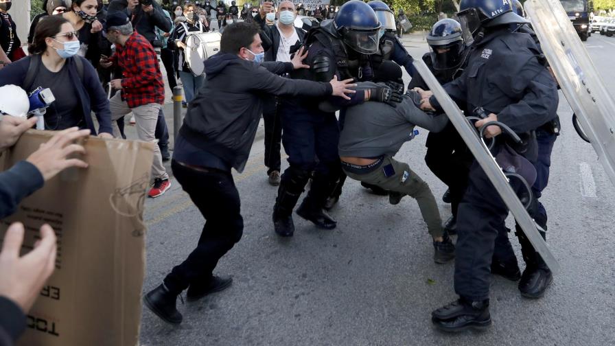 Cañones de agua y arrestos durante protesta en Chipre