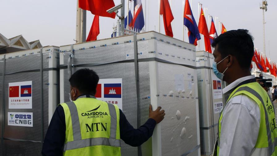 Camboya recibe primer envío de vacunas contra COVID