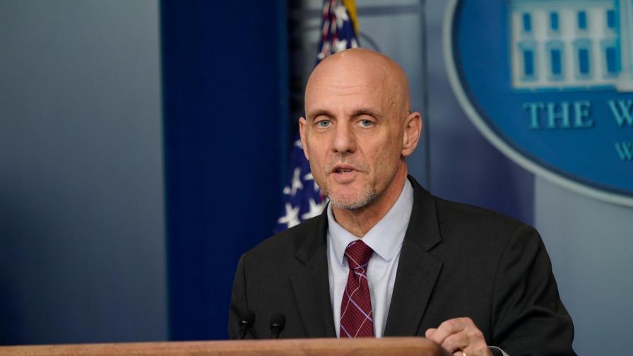 Reguladores en EEUU restringen vía de emergencia para vacuna contra la COVID