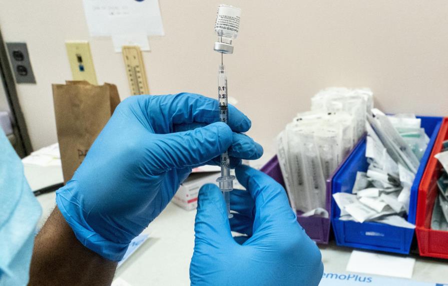 Primera dosis de vacuna de Pfizer es bastante efectiva, según estudio