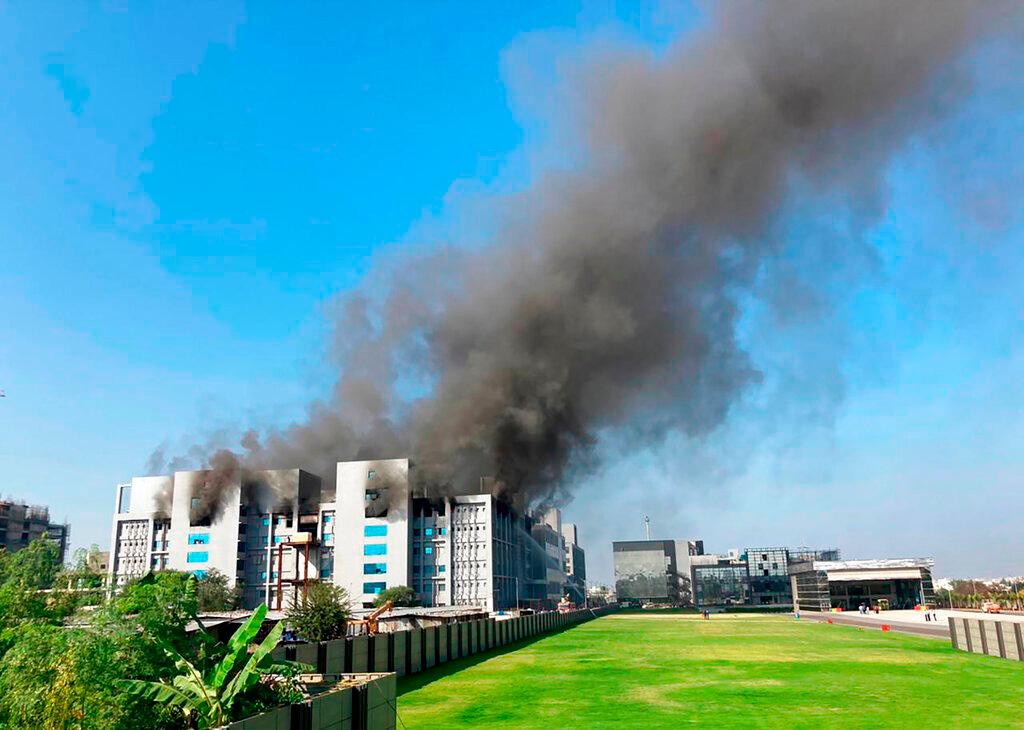 Las televisiones indias mostraban una enorme humareda gris sobre la sede del Serum Institute of India, en Pune (oeste).
