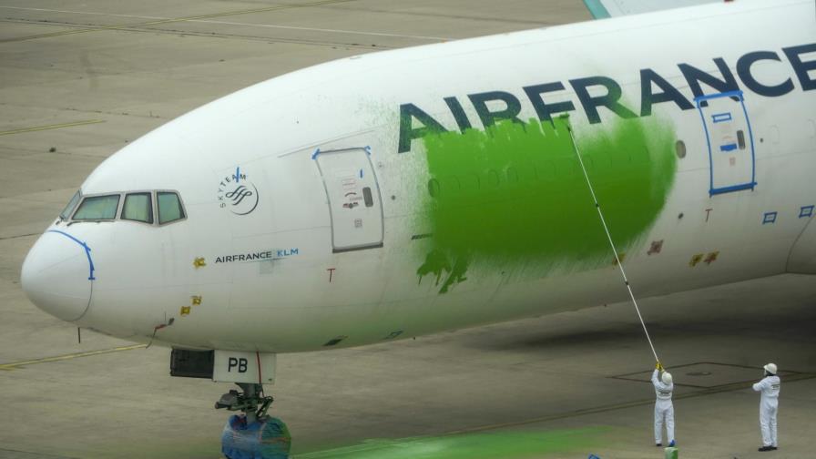Greenpeace pinta avión de pasajeros en aeropuerto de París