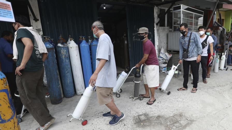 Indonesia sufre falta de oxígeno para enfermos de COVID-19