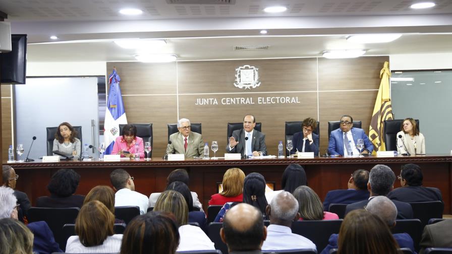 Centro Juan XXIII recoge firmas en contra del arrastre electoral