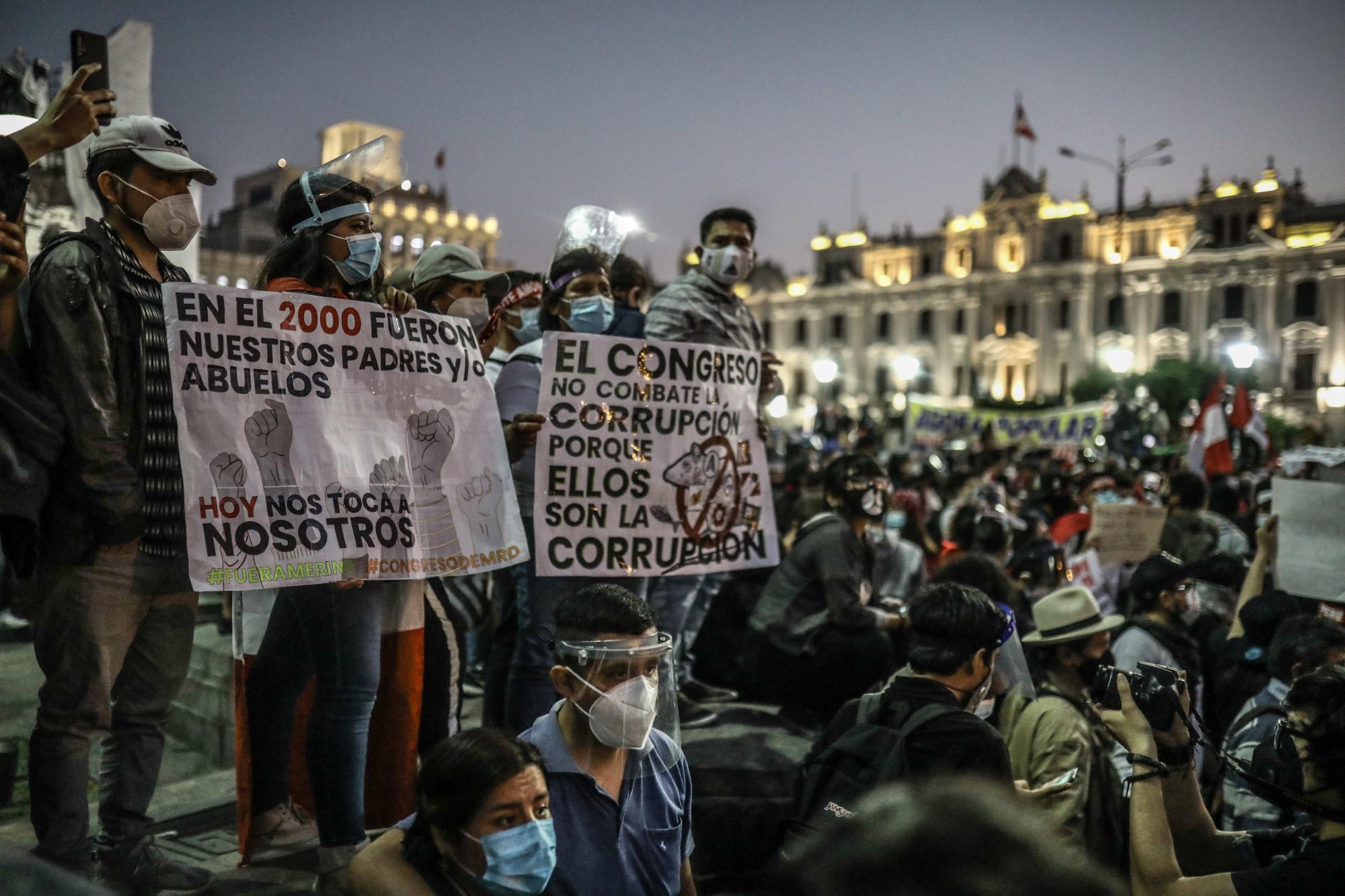 Miles de manifestantes protestan hoy jueves en la Plaza San Martin en Lima. (EFE/Aldair Mejía)