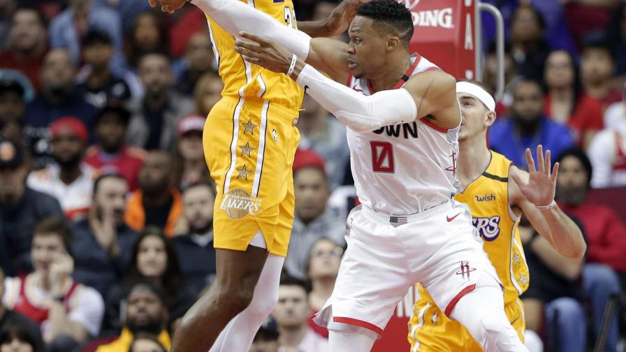 Lakers ganan 124-115 a Rockets tras 3er periodo espectacular