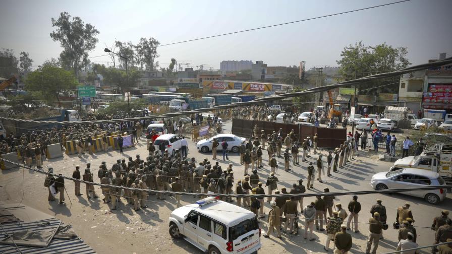 India: agricultores chocan con la policía en protestas