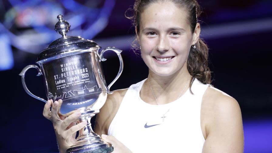 Kasatkina se corona en San Petersburgo tras retiro de rival