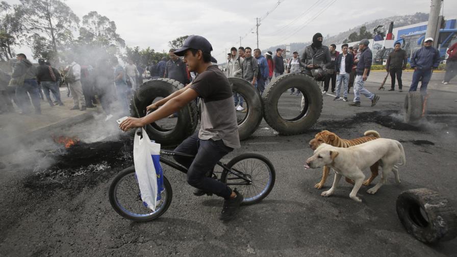 Arrestan líderes en Ecuador, país que sigue sin transporte Arrestan líderes en Ecuador, país que sigue sin transporte