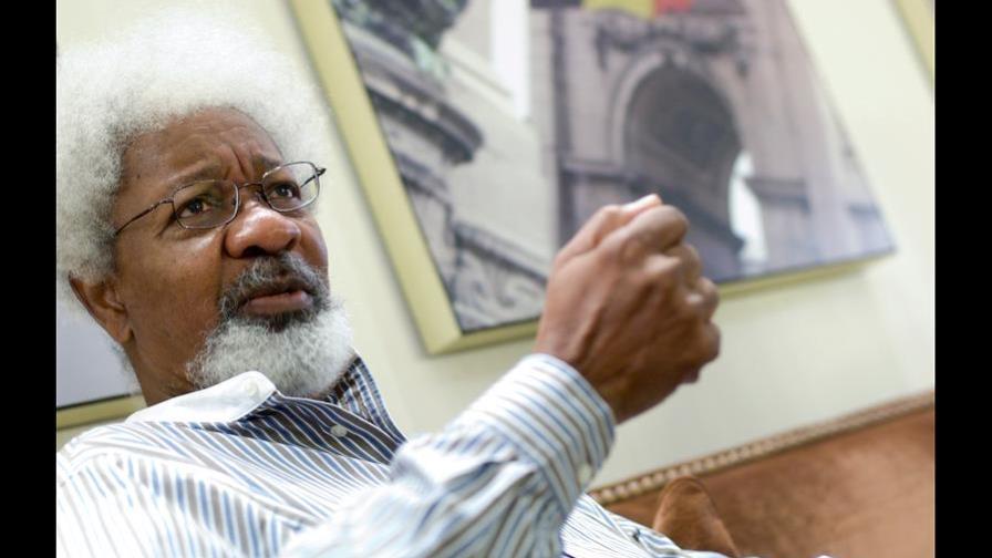 El Premio Nobel Wole Soyinka dice que Donald Trump es “un asesino de masas”