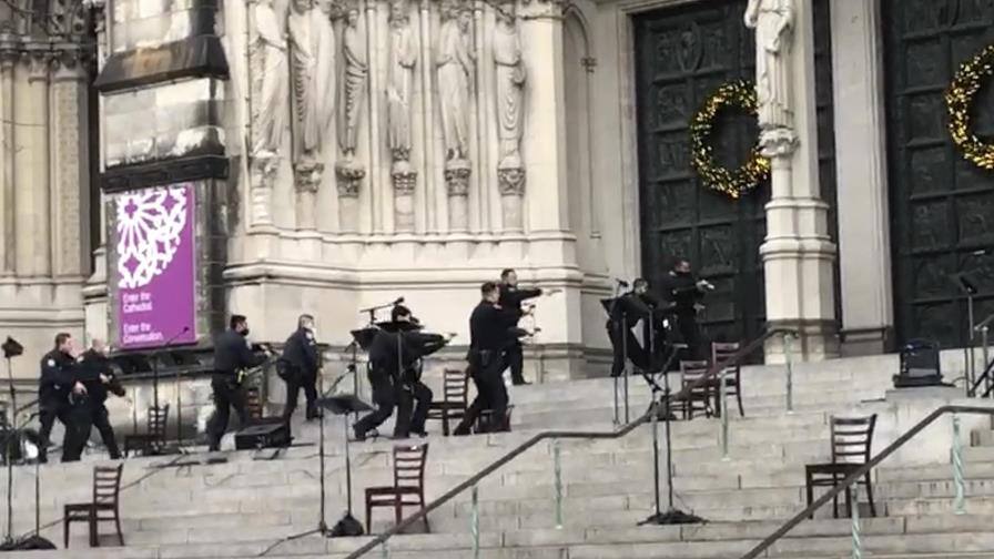 Pistolero en catedral de NY buscaba tomar rehenes: policía Pistolero en catedral de NY buscaba tomar rehenes: policía