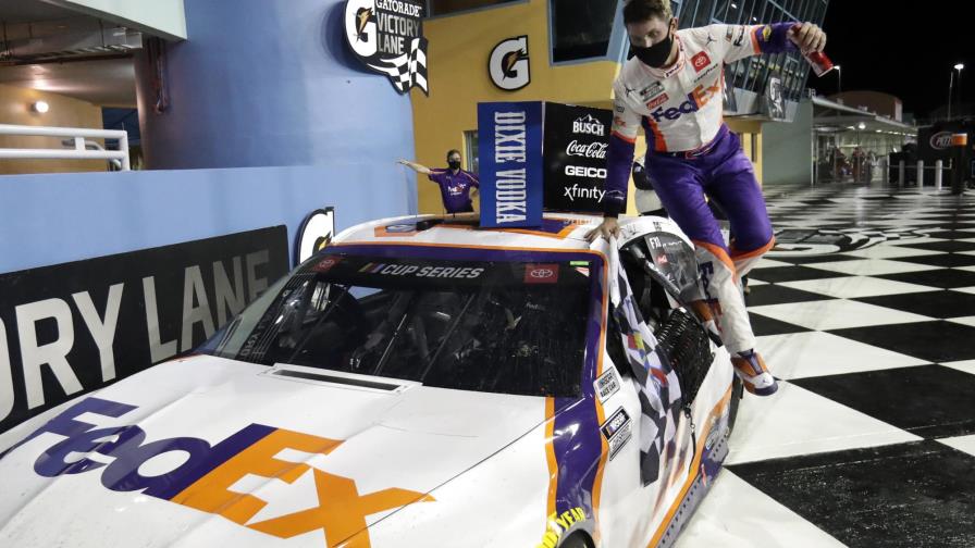 Denny Hamlin gana en un largo día de la NASCAR en Homestead