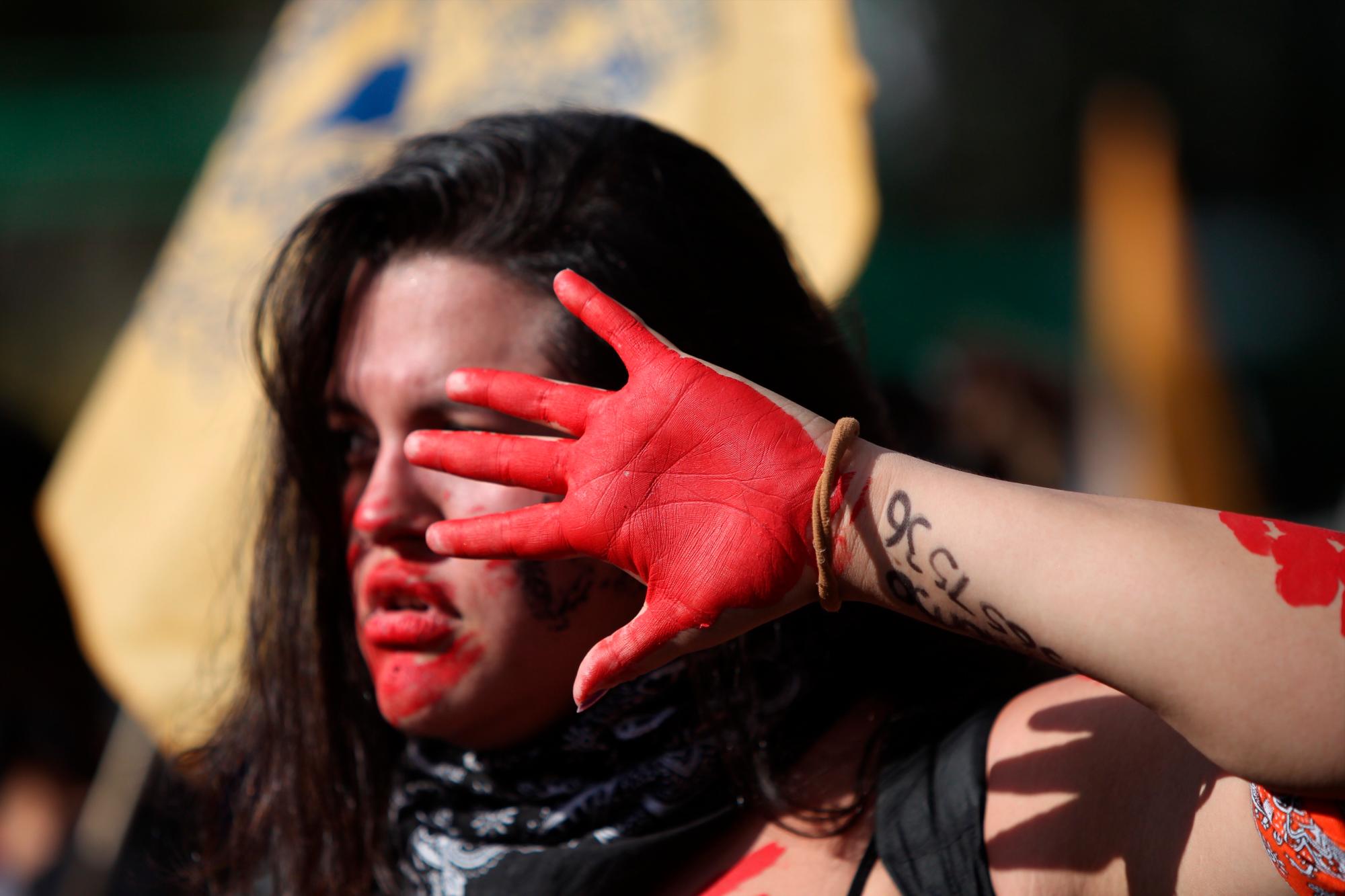 Estudiantes exigen justicia el mismo día en que se cumplen 51 años de la masacre perpetrada por el Ejército mexicano contra un mitin de estudiantes en el barrio de Tlatelolco.