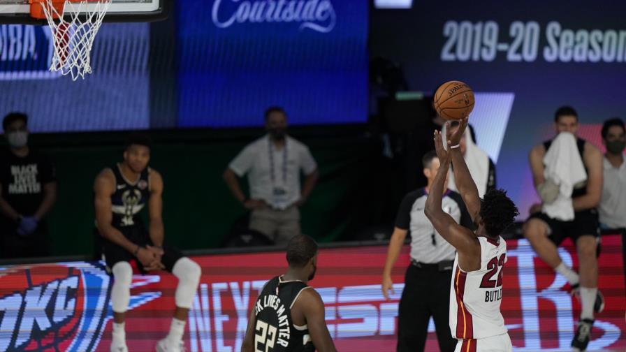 Con tiros libres, Butler da triunfo al Heat ante Bucks