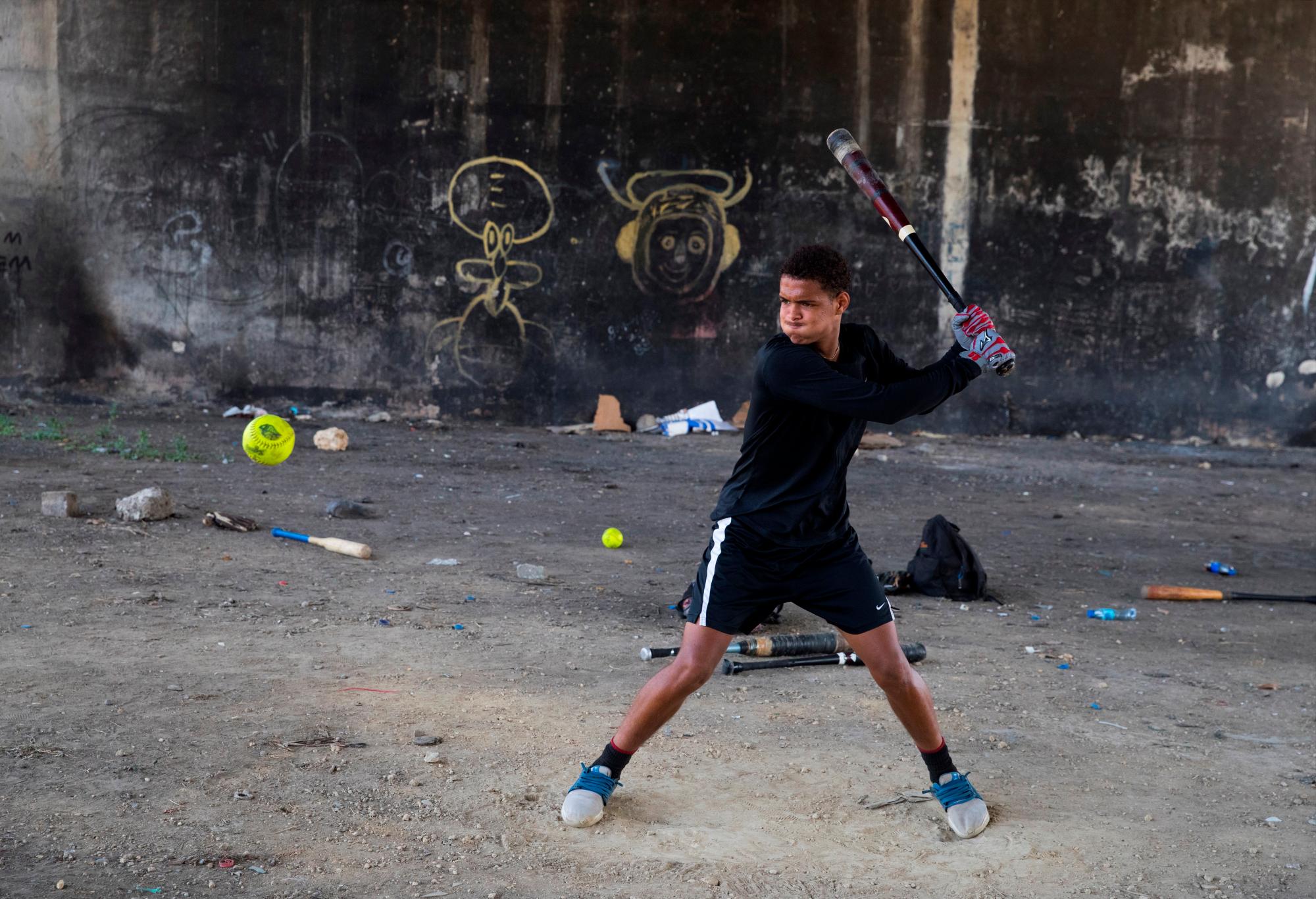 El béisbol amateur se refugia en las calles en Santo Domingo