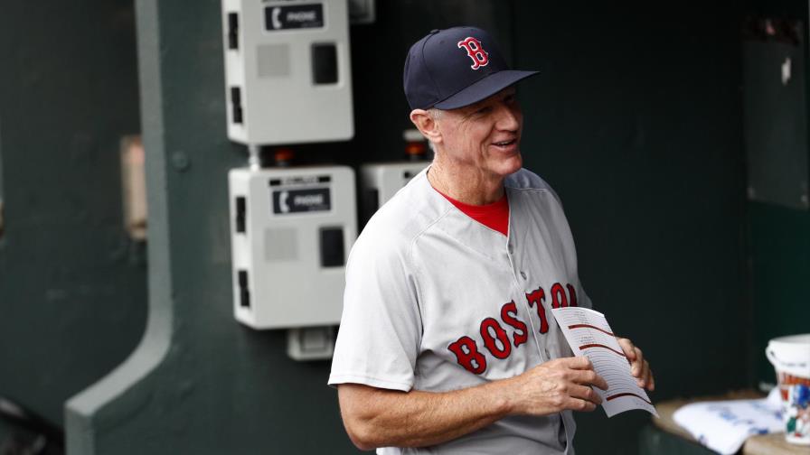 Los Medias Rojas designan a Ron Roenicke como mánager interino