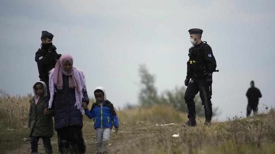 Francia: policía saca a migrantes de campamento improvisado
