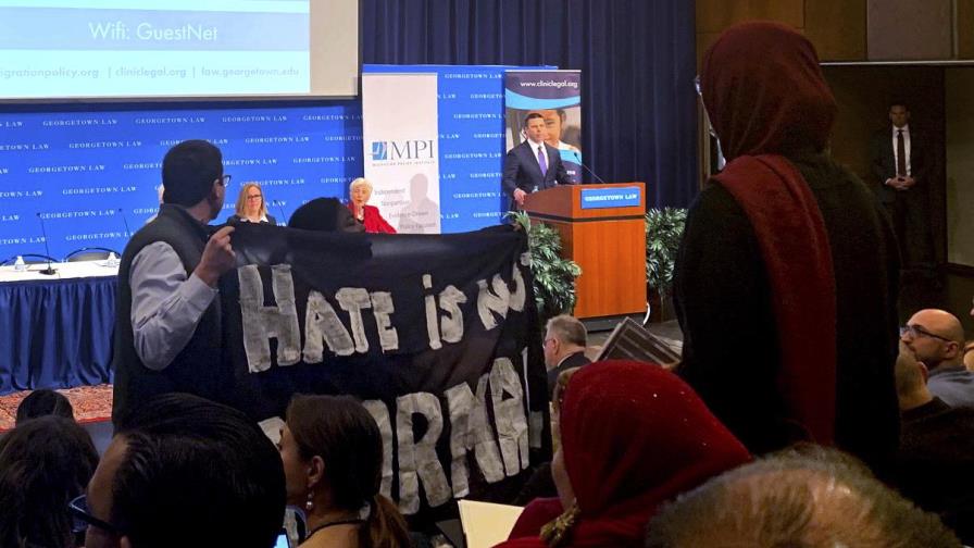 Manifestantes frustran ponencia de McAleenan sobre migración