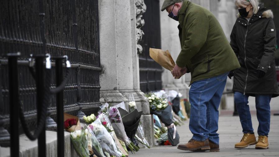 Inglaterra recuerda al príncipe Felipe con salvas y flores