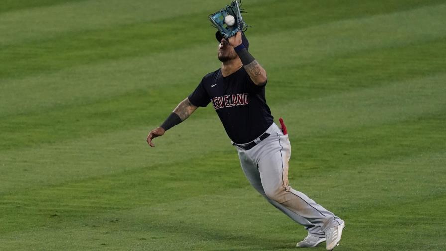 Indios superan 6-5 a Angelinos con jonrón de Naylor en 8vo