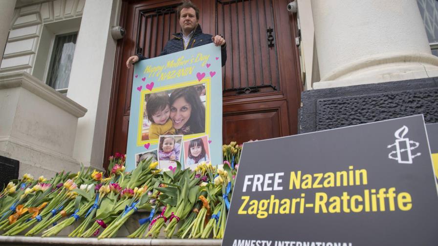 Británica-iraní cumple sentencia, pero no puede volver a GB