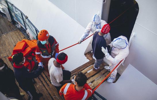 Mar o desierto: el virus atrapa a migrantes en tránsito