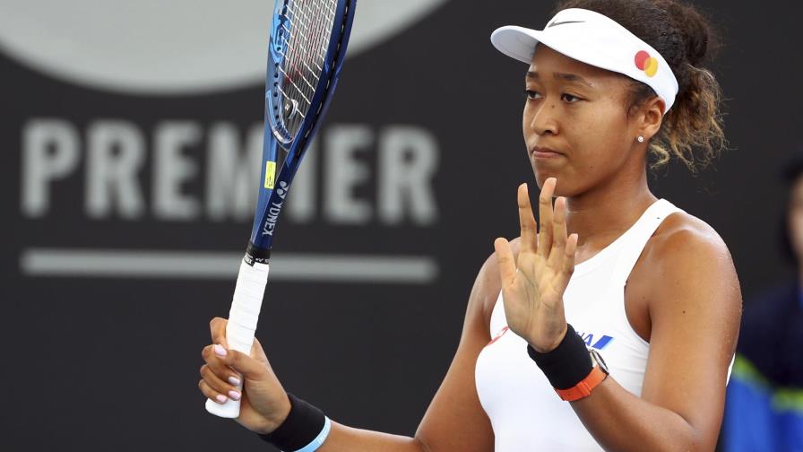 Naomi Osaka suda para superar primera ronda en Brisbane