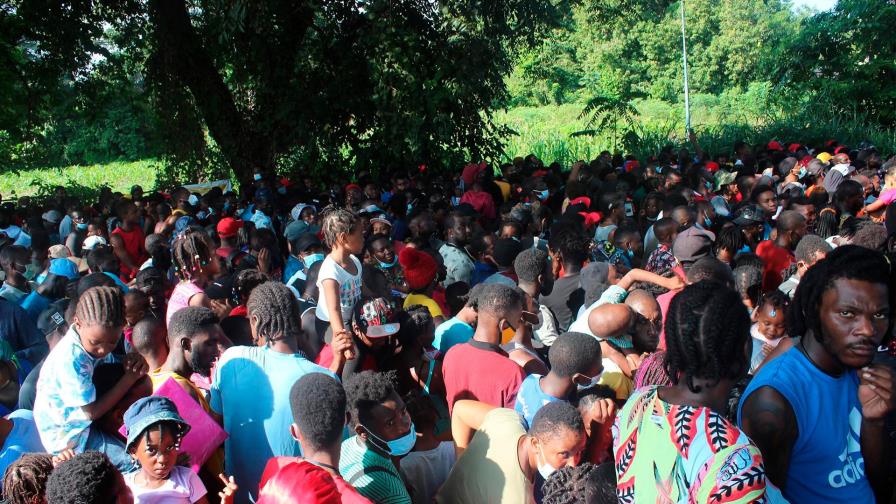 Miles de migrantes se reúnen en estadio del sur de México para pedir refugio