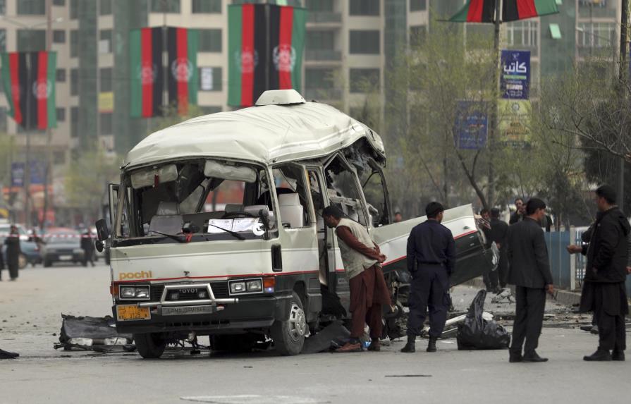 Bomba contra minibús deja 15 civiles heridos en Afganistán