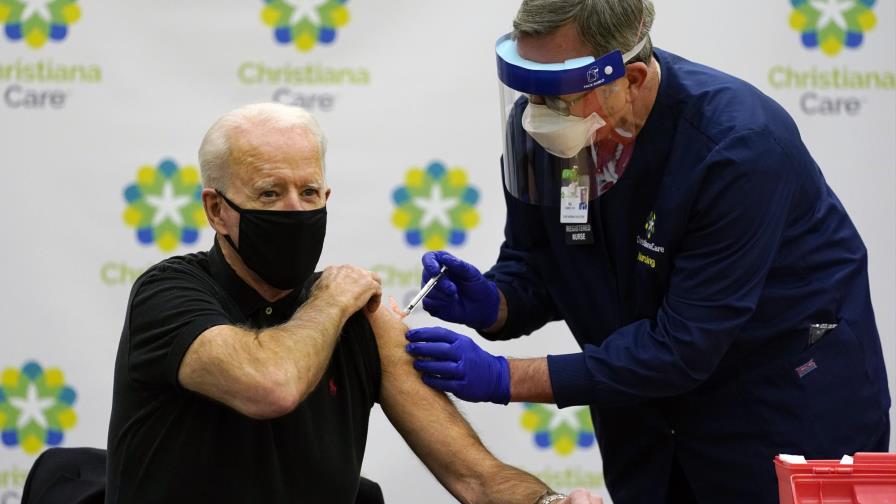 Biden recibe segunda dosis de vacuna contra COVID-19
