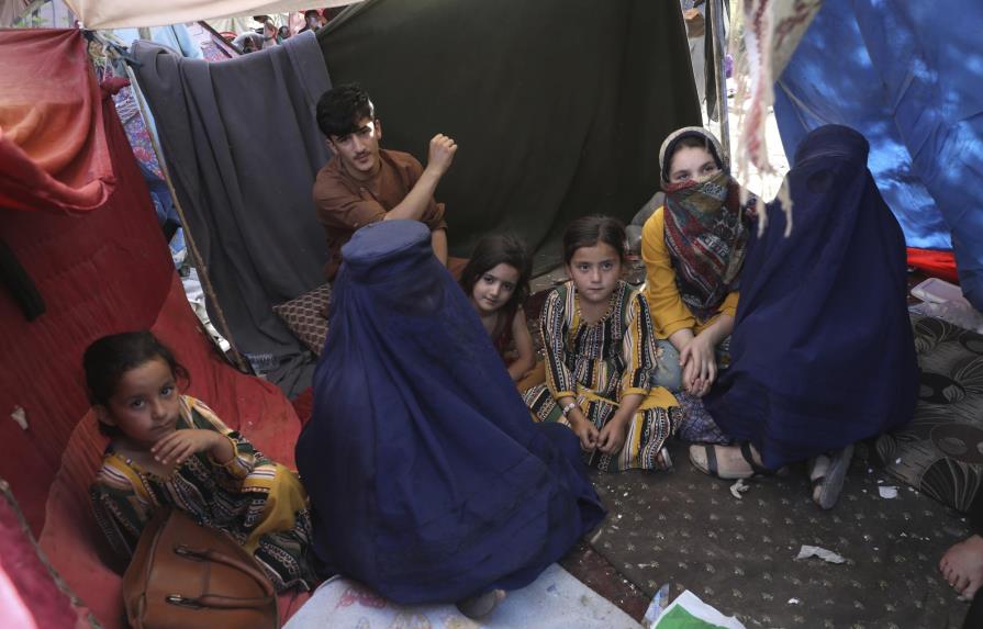 Sigue incertidumbre para afganas pese a promesas del Talibán