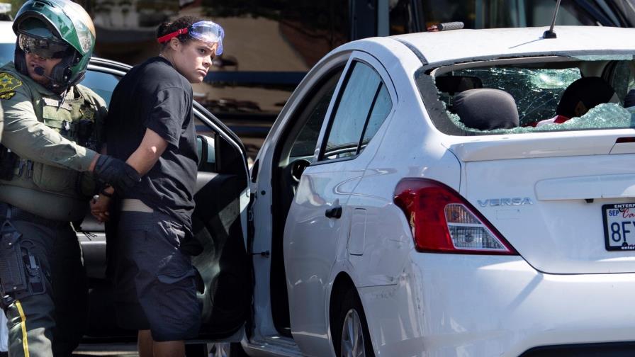 Conductora arrolla a 2 manifestantes en California Conductora arrolla a 2 manifestantes en California