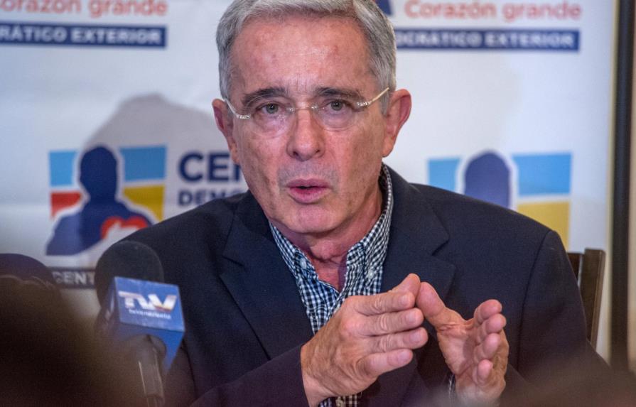Uribe interrumpe su vida política y deja el Senado por desconfiar de la Corte