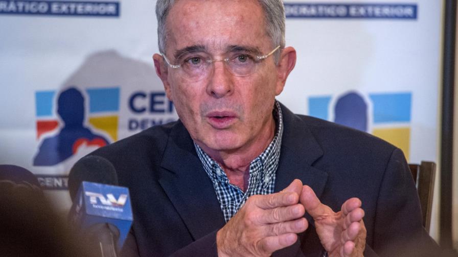 Uribe interrumpe su vida política y deja el Senado por desconfiar de la Corte
