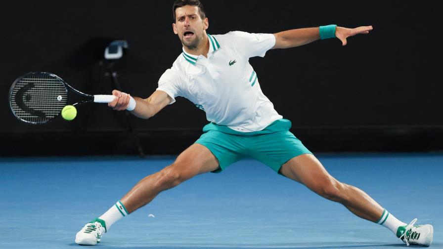 Djokovic sigue en pelea  pese a lesión en el costado