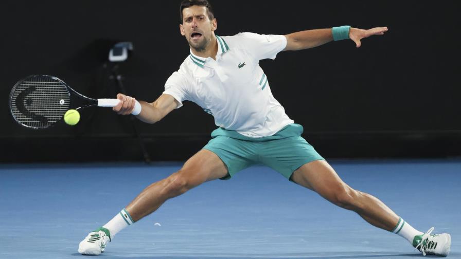 Djokovic sigue en carrera en Australia pese a lesión