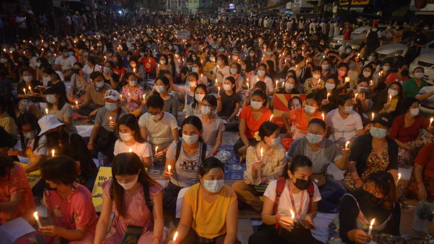 Venden objetos usados para apoyar la resistencia en Myanmar