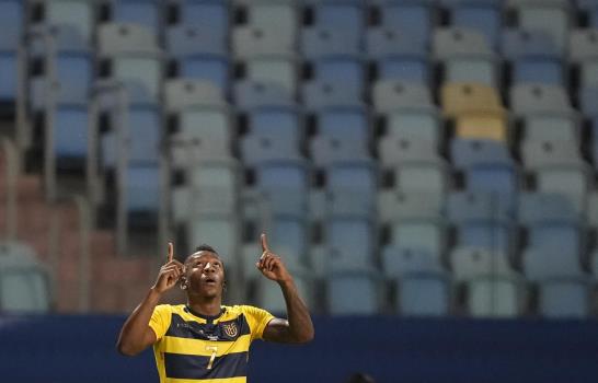 Perú remonta déficit ante Ecuador y le impide clasificarse Perú remonta déficit ante Ecuador y le impide clasificarse