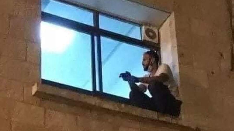 Escala pared de un hospital para despedirse de su madre afectada con COVID-19 Escala pared de un hospital para despedirse de su madre afectada con COVID-19