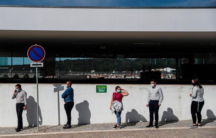Filas en las tiendas marcan las primeras horas de la reapertura en Portugal