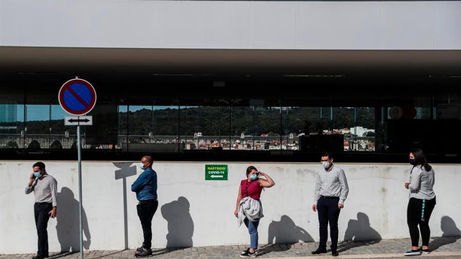 Filas en las tiendas marcan las primeras horas de la reapertura en Portugal