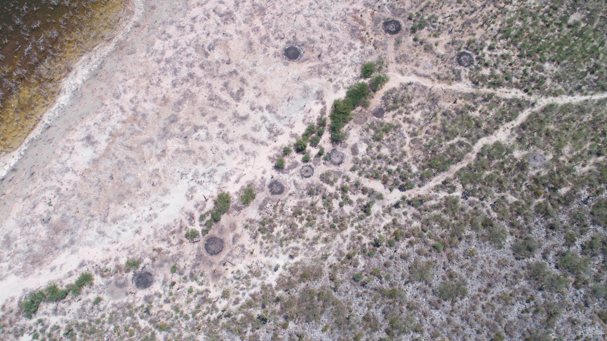 Hornos de carbón a la orilla del lago en 2017.